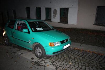 Auerbach: Serie der Autoaufbrüche geht weiter - Bei einem in der Falkensteiner Straße geparkten VW Polo schlugen die Diebe am Montagabend zu.