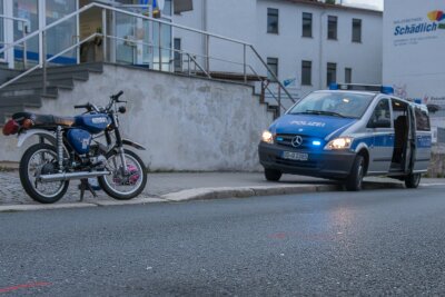 Auerbach: Unfall mit Motorrad und Auto - Auf der Göltzschtalstraße in Auerbach ereignete sich am Mittwochabend ein Unfall