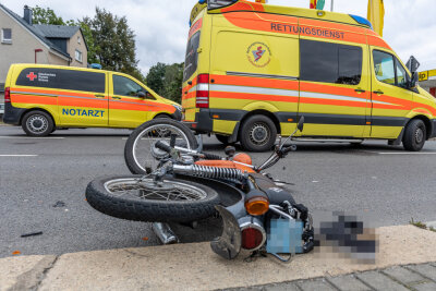 Auerbach/V.: Junger Simsonfahrer bei Unfall schwer verletzt - 
