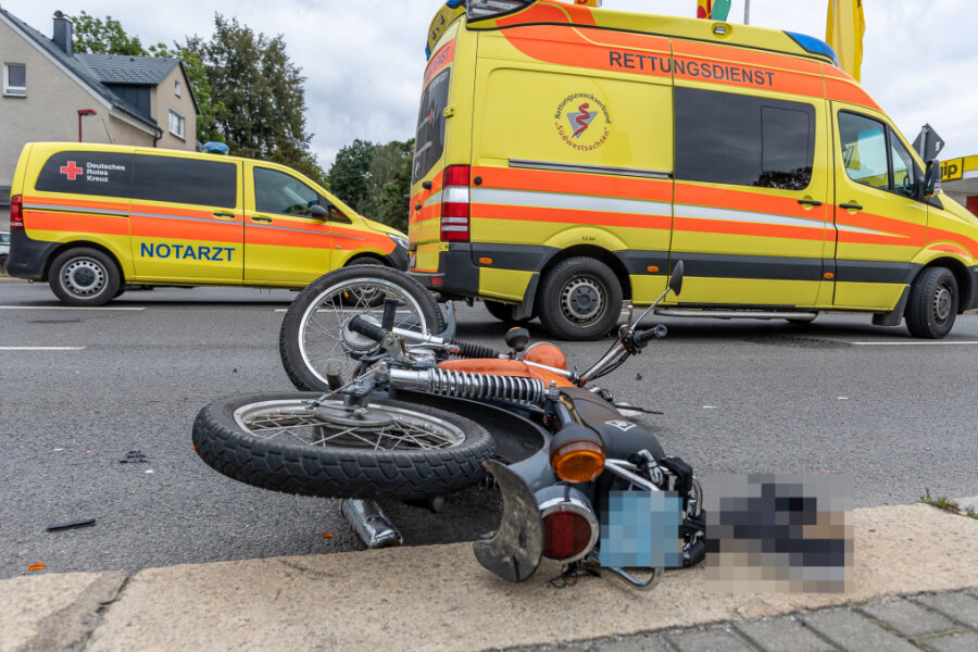 Auerbach/V.: Junger Simsonfahrer bei Unfall schwer verletzt