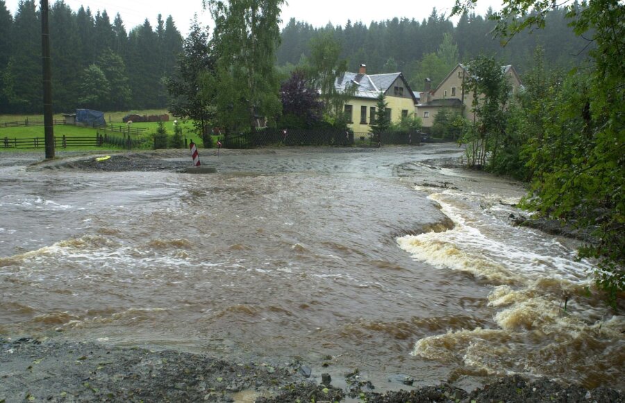 Auerbach: Wetter spielt verrückt: Regen ohne Pause - Wassermassen bei Neudorf suchen sich ihren Weg talwärts.