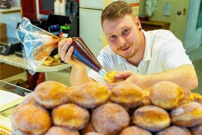 Auerbacher Bäckerei erwartet Ansturm auf Pfannkuchen - Steve Brasch und seine Frau Karolin bereiten für Faschingsdienstag für ihre Kunden 3000 Pfannkuchen vor.