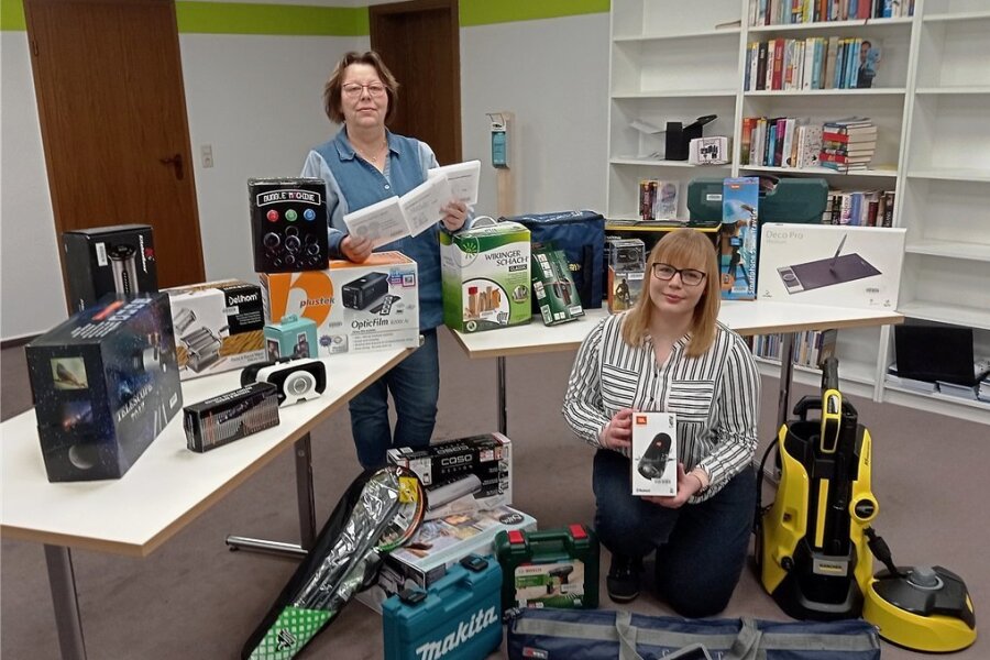 Auerbacher Bibliothek bietet jetzt mehr als Medien an - Anja Schamberger (links) und Tanja Rether präsentieren die Geräte, die ausgeliehen werden können.