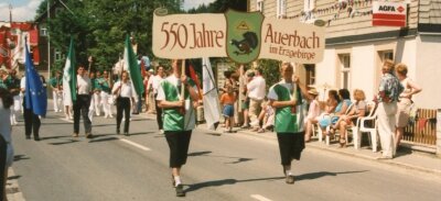 Auerbacher Chronik: 25 Jahre Dorfleben füllen sagenhafte 456 Seiten - Der Festumzug 1997 - damals erschien auch die erste Ortschronik.