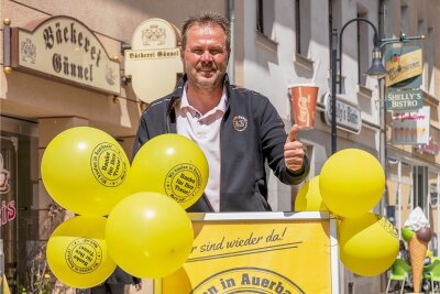 Auerbacher City-Geschäfte öffnen mit gemeinsamer Aktion - Plakate und Ballons weisen in Auerbach auf die geöffnete Innenstadt hin. Citymanager Uwe Prenzel hat die Aktion initiiert.