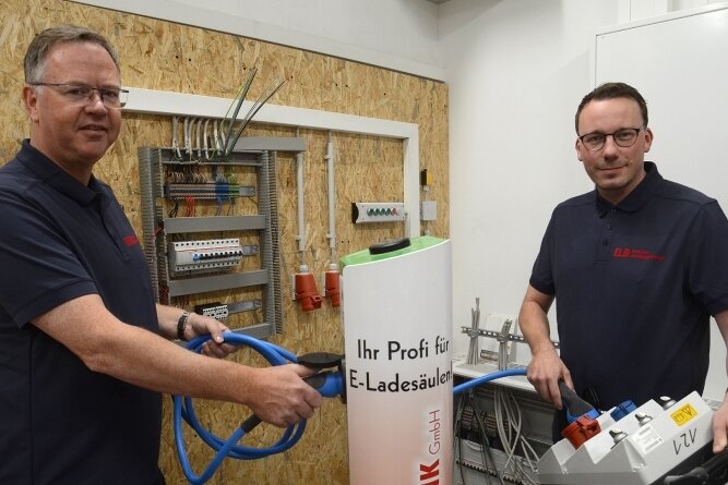 Geschäftsführer Jürgen Baer (links) und Mitarbeiter Kevin Voss in der Werkstatt an einer E-Ladesäule, wie sie die Mitarbeiter von der ELB Electric Gebäudetechnik GmbH bereits zu Tausenden montiert haben. 