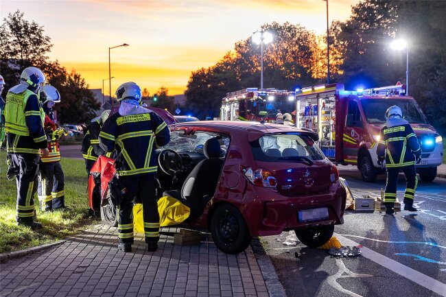 Auerbacher Feuerwehr befreit Frau aus Mitsubishi - Die Freiwillige Feuerwehr Auerbach schneidet die Türen des Mitsubishi auf und befreit deren Fahrerin.