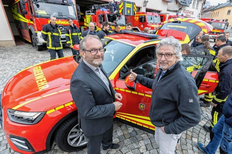 Auerbacher Feuerwehr hat neuen Kommandowagen für jedes Gelände - Der eine hat's bestellt, der andere hat's übergeben. Auerbachs ehemaliger Oberbürgermeister Manfred Deckert (rechts) und sein Amtsnachfolger Jens Scharff vor dem neuen Fahrzeug.