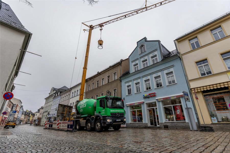 Auerbacher Innenstadt: Was es mit dem Baukran auf sich hat - Autofahrer und Passanten müssen seit dieser Woche auf der Nicolaistraße an diesem Baukran vorbei.