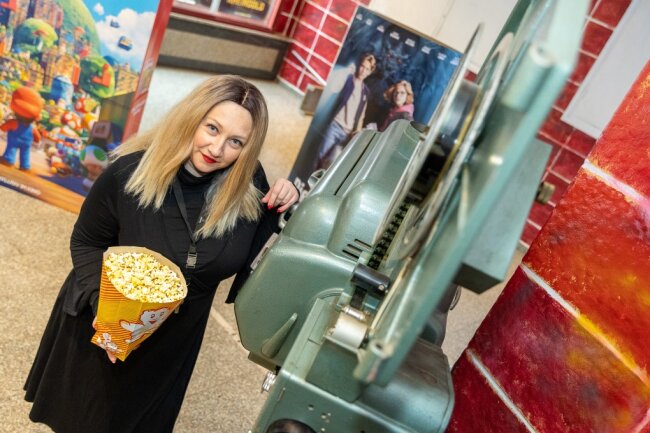 Auerbacher Kino bietet besondere Streifen an - Auerbachs Kinotheaterleiterin Sylvie Glaß kennt sich am alten Filmprojektor im Foyer aus. 
