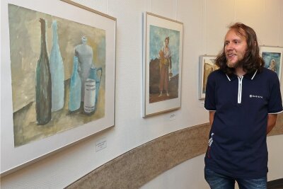 Auerbacher Maler interpretiert Werke bekannter Künstler - Mario Schmidt (links) fachsimpelt mit Rainer Döhling vom Verein Falkart über seine ausgestellten Bilder im Falkensteiner Hotel.