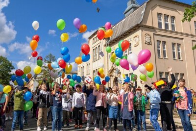 Auerbacher "Mini"-Grundschule feiert 30. Jubiläum - vor zehn Jahren war die Zukunft der Einrichtung offen - Aus Anlass des 30-jährigen Bestehen der Grundschule Gebrüder Grimm in Auerbach haben die Kinder am Freitag beim Schulfest Luftballons steigen lassen. 