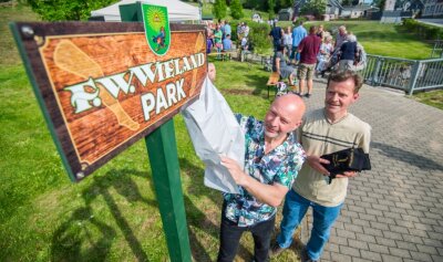 Auerbacher Park wird nach Fabrikbesitzer benannt -  Gemeinderat und Ideengeber Ulf Lange (Foto, links) sowie Ortschronist Frank Bayer lüfteten das Geheimnis um den F. W. Wieland Park.