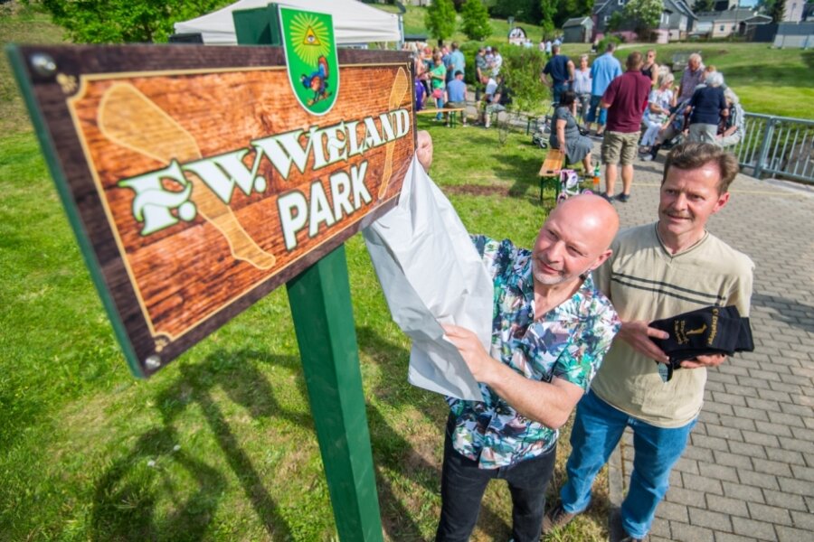  Gemeinderat und Ideengeber Ulf Lange (Foto, links) sowie Ortschronist Frank Bayer lüfteten das Geheimnis um den F. W. Wieland Park.