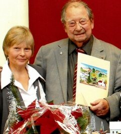 Auerbacher Schulgeschichte bekommt ein eigenes Buch - Hannelore Viertel und Otmar Baumann, Schulleiter aus der Partnergemeinde Welzheim, im Jahr 2013.