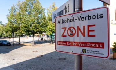 Auerbacher Stadtrat beschließt neue Zone ohne Alkohol - Der Stadtrat von Auerbach hat bei seiner Sitzung am Montagabend eine neue Alkoholverbotszone beschlossen. Sie befindet sich im Bereich der "Nettotreppe". Nicht mehr in der Verbotszone enthalten ist der abgebildete Bereich des Neumarkts. 