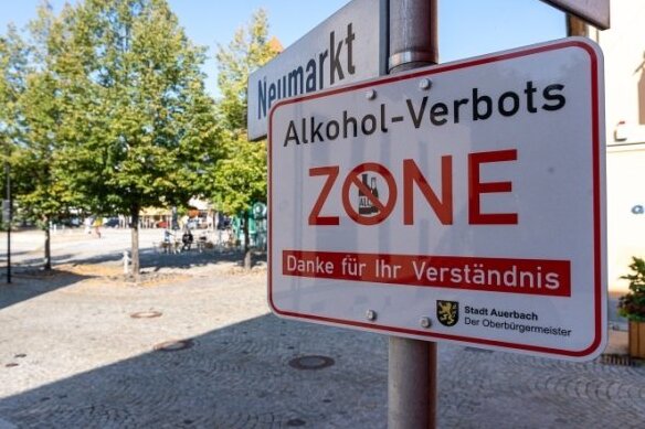 Der Stadtrat von Auerbach hat bei seiner Sitzung am Montagabend eine neue Alkoholverbotszone beschlossen. Sie befindet sich im Bereich der "Nettotreppe". Nicht mehr in der Verbotszone enthalten ist der abgebildete Bereich des Neumarkts. 