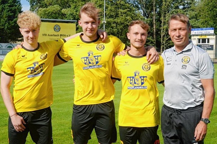 Auerbacher staunen über Schnelligkeit eines Neuen - Diese drei sind dem VfB Auerbach versprochen: Tim Kaiser (von links), Tim Birkner und Louis Schmidt mit Trainer Sven Köhler. 