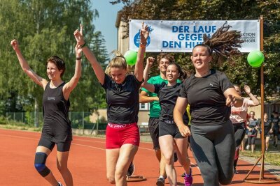 Auerbacher und Rodewischer Schüler laufen gemeinsam gegen den Hunger - Die Besonderheit des Sportfestes ist in diesem Jahr, dass die Zehntklässler gemeinsam mit den Sonnenhofschülern am "Lauf gegen den Hunger" teilnehmen.