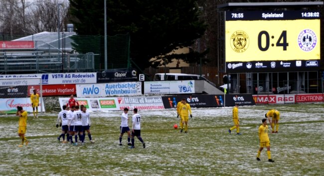 0:4 auf Schneeboden gegen eine Berliner Mannschaft: Nicht nur den Abschluss der Hinrunde in der Fußball-Regionalliga Nordost hatte sich die Mannschaft des VfB Auerbach anders vorgestellt. Am Sonntag bekommt die Elf gegen Fürstenwalde die Chance, es besser zu machen. 