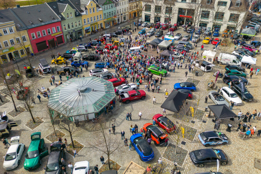 Auerbachs Innenstadt wurde am Samstag zum größten Freiluftautohaus des Vogtlands.