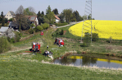 Die Feuerwehr hat am Dienstag eine Leiche aus diesem Teich in Auerswalde geborgen.