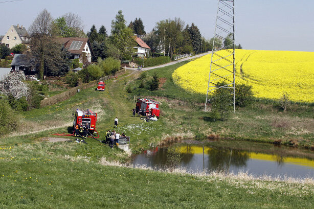 Die Feuerwehr hat am Dienstag eine Leiche aus diesem Teich in Auerswalde geborgen.