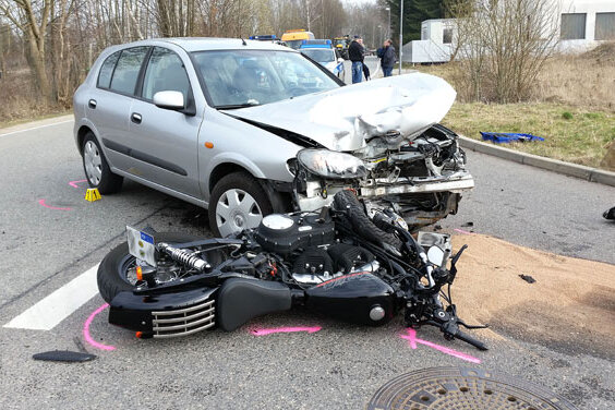 Auerswalde: Motorradfahrer bei Unfall offenbar schwer verletzt - 