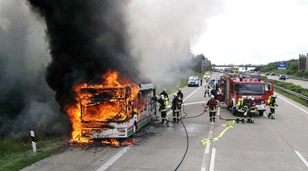 Auerswalde: Regionalbus gerät auf der A4 in Brand - Ein Regionalbus ist am Samstag auf der A4 bei Auerswalde in Brand geraten.