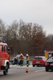 Auf A 4 kracht es zweimal - Zunächst waren gegen Samstagmittag zwei Fahrzeuge auf der A 4 bei Frankenberg zusammengestoßen.