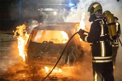 Auf Aussichtstour im Erzgebirge: Auto brennt komplett aus - Nichts mehr zu retten war für die Feuerwehrleute beim Brand dieses Renault am Sonntag in Wolfgangmaßen.