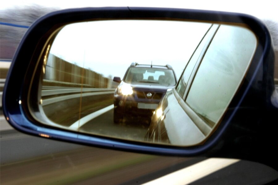 Auf Autobahn gedrängelt und rechts überholt? Erzgebirger soll Autofahrer gefährdet haben - Wie auf diesem Symbolfoto soll der Erzgebirger zu dicht auf ein vorausfahrendes Auto aufgefahren sein.