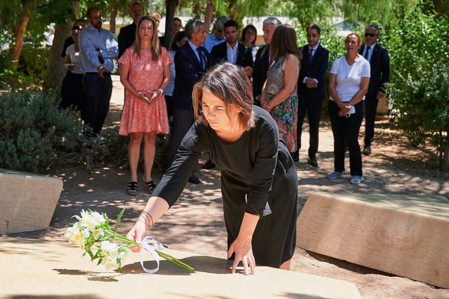 Außenministerin Annalena Baerbock (Grüne) besuchte vor der Türkei den Nachbarn Griechenland. Hier legt sie an der Holocaustgedenkstätte von Athen Blumen nieder. 