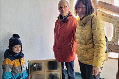 Auf Burg Schönfels haben sich Märchen versteckt - Der sechsjährige Levin hat mit seinen Großeltern Matthias und Sabine Meyer die "Bremer Stadtmusikanten" gefunden. 