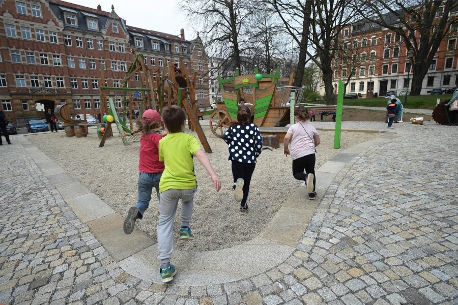 Auf Chemnitzer Spielplatz: Maskierte greifen Kinder an - Auf dem Chemnitzer Scharnhorstplatz sollen Kinder von maskierten Männern geschlagen worden sein.