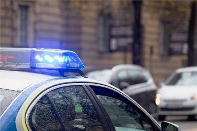 Auf dem Chemnitzer Neumarkt: 23-Jähriger greift Polizeibeamte an - 