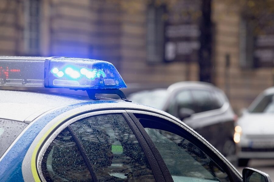 Auf dem Chemnitzer Neumarkt: 23-Jähriger greift Polizeibeamte an - 