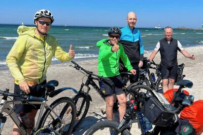 Auf dem Fahrrad zur Ostsee: Sportjournalist schreibt seinen Artikel mit dem Diktiergerät - Nach zwei Reifenpannen, einem Sturz und einem Zehn-Kilometer-Umweg: Marcus (von links) und Gunter Schädlich, Alexander Flamm und Frank Müller sind nach 751 Kilometern und sieben Tagen mit dem Fahrrad in Warnemünde angekommen. Gestartet waren die vier in Auerbach. 