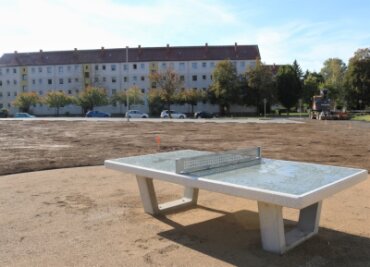 Auf dem Festplatz geht es voran - Die Umgestaltung des Festplatzes an der Lessingstraße in Flöha ist einen großen Schritt vorangekommen. Die Parkplätze sind freigegeben, erste Spielgeräte und Bänke stehen. 