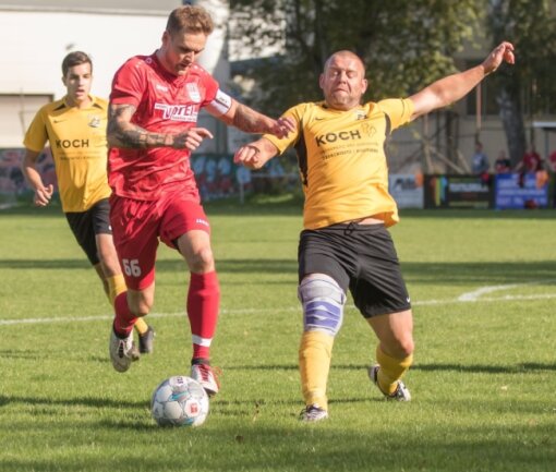 Auf dem Nord-Platz sind viele Tore garantiert - Zwei Treffer steuerte Jan Zimmermann (links) beim 6:1-Sieg seines VfB Plauen Nord gegen Wildenau bei. Wird es gegen Adorf wieder so torreich? Eric Schott (rechts) empfängt mit Wildenau Stahlbau Plauen. 