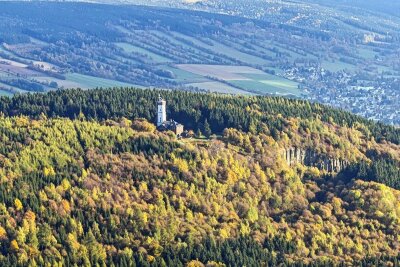 Auf dem Pöhlberg wird gefeiert: 125 Jahre Einkehr und Aussicht - 125 Jahre steht das einstige Unterkunftshaus und heutige Berghotel mit dem Aussichtsturm auf dem Pöhlberg. 