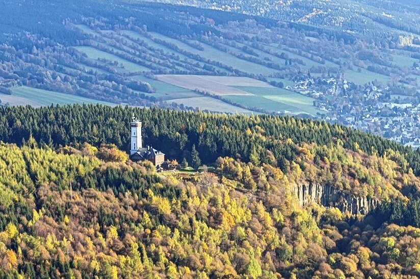 Auf dem Pöhlberg wird gefeiert: 125 Jahre Einkehr und Aussicht - 125 Jahre steht das einstige Unterkunftshaus und heutige Berghotel mit dem Aussichtsturm auf dem Pöhlberg. 