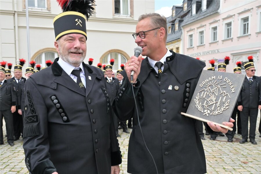 Auf dem Schneeberger Markt ist das Steigerlied gesungen worden - Ruhrkohle-Chor-Geschäftsführer Uwe Hauschild (l.) und Schneebergs Bürgermeister Ingo Seifert.