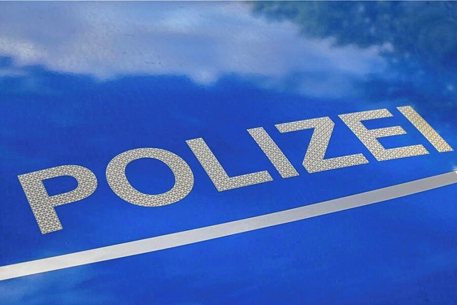 Auf dem Weg zum Einkauf: Fernfahrer spaziert im Vogtland zwei Kilometer auf der Autobahn A 72 - Die Polizei sammelte Dienstagabend einen Mann ein, der sich bei Plauen auf die Autobahn verirrt hatte.