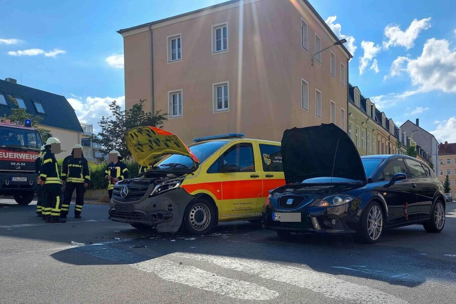 Auf dem Weg zum Einsatz in Freiberg: Notarztwagen hat Unfall - Bei einem Zusammenstoß ist in Freiberg die Besatzung eines Notarztfahrzeugs verletzt worden.