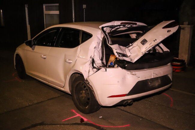 Auf dem Weg zum Einsatzort bei Zschorlau: Feuerwehrauto kollidiert mit Auto - 