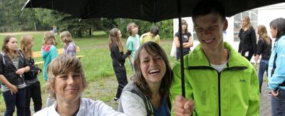 
              <p class="artikelinhalt">Trotz Regens hatten die Jugendlichen im Jugendweihe-Camp viel Spaß: Max Pultar (14, rechts), Michelle Pürsten (13) und Christian Voigt (13) teilen sich einen Regenschirm.  </p>
            
