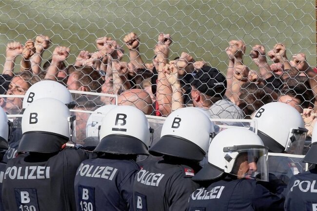 Bei der Grenzschutzübung "Proborders" in Spielfeld an der österreichischen Grenze zu Slowenien stehen Polizisten den Flüchtlingsdarstellern gegenüber. Die Übung soll die Polizei in der Abwehr von Flüchtlingen schulen.