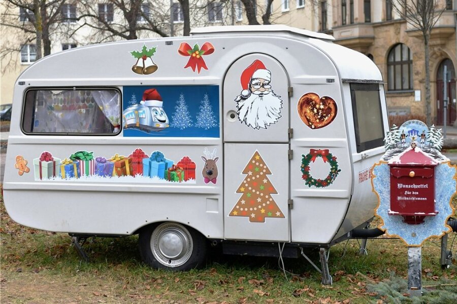 Am Freiberger Wernerplatz hat der Weihnachtsmann einen Wohnwagen mit Wunschbriefkasten. geparkt, um sich fix mal ausruhen zu können 