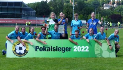 Auf den Double-Gewinn folgen Sekt und rote Rosen - Der Pott geht wieder nach Falkenau. Nach dem deutlichen 3:0 Finalerfolg hatten die Damen allen Grund zum Feiern.